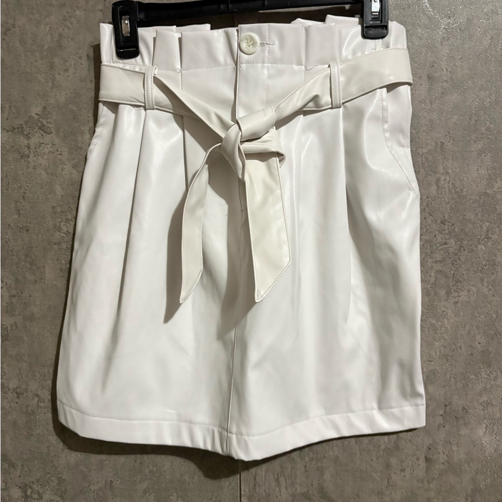 Kendall & Kylie White Pleated Skirt